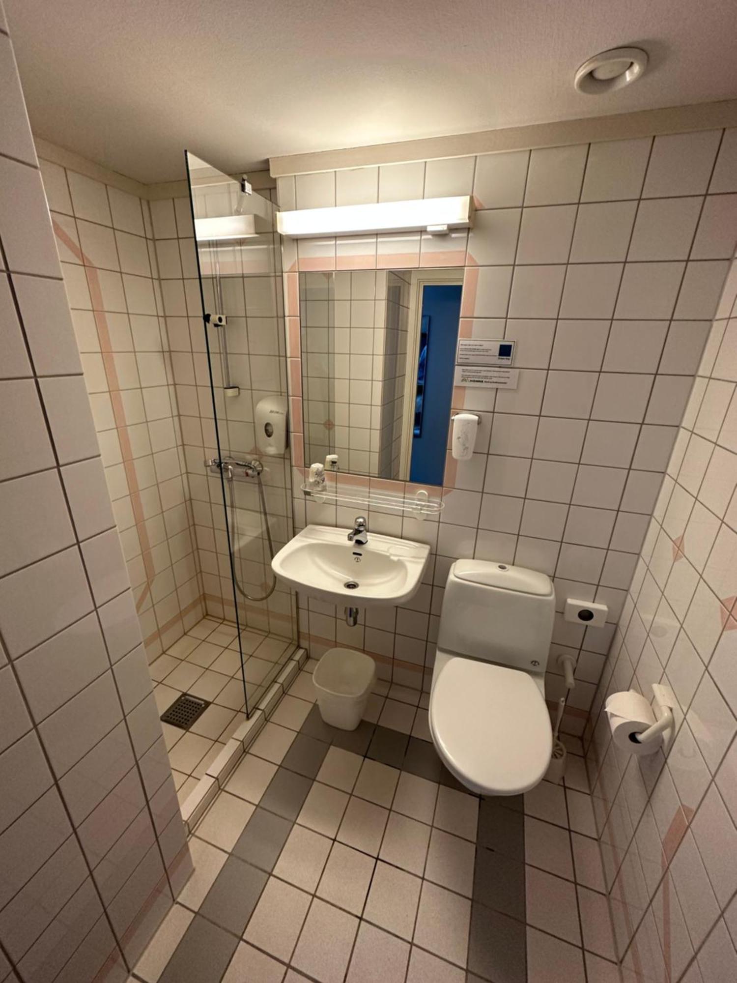 Honne Hotell Biri Cameră foto